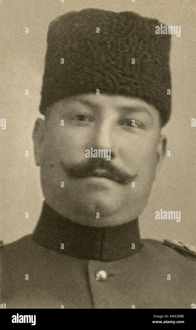 Hassan Bey era il Turkish-Arab Governatore del distretto di Jaffa durante la guerra mondiale 1. Egli ha perseguitato sionisti con arresti arbitrari, confische, lavoro forzato e prelievi finanziari. Ca. 1915. (BSLOC 2013 1 59) Foto Stock