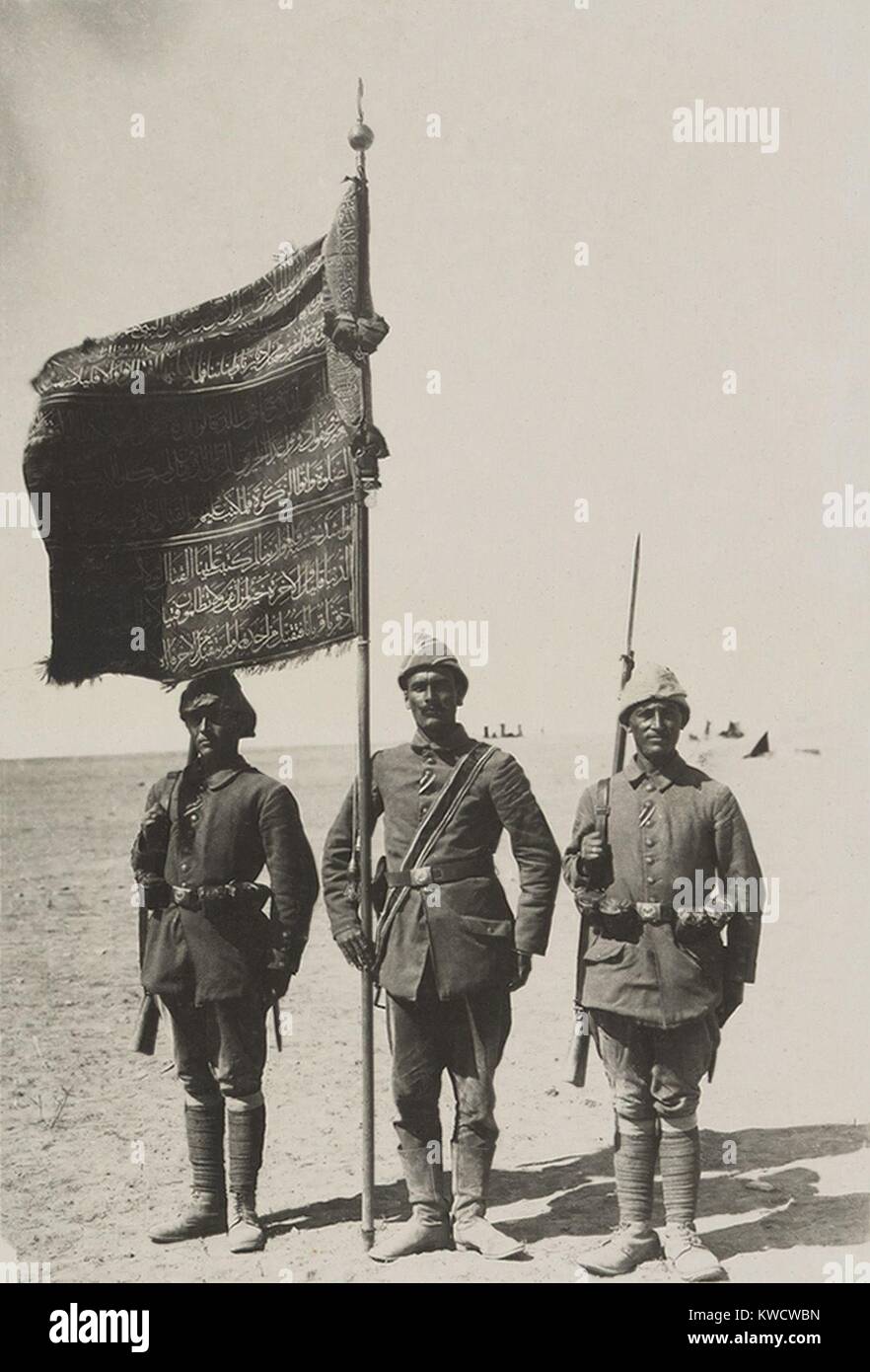 La prima guerra mondiale nel Medio Oriente. Un regimental standard con la calligrafia Araba è stato presentato ai difensori di Gaza, che ha respinto il primo attacco inglese nel marzo 1915. (BSLOC 2013 1 63) Foto Stock