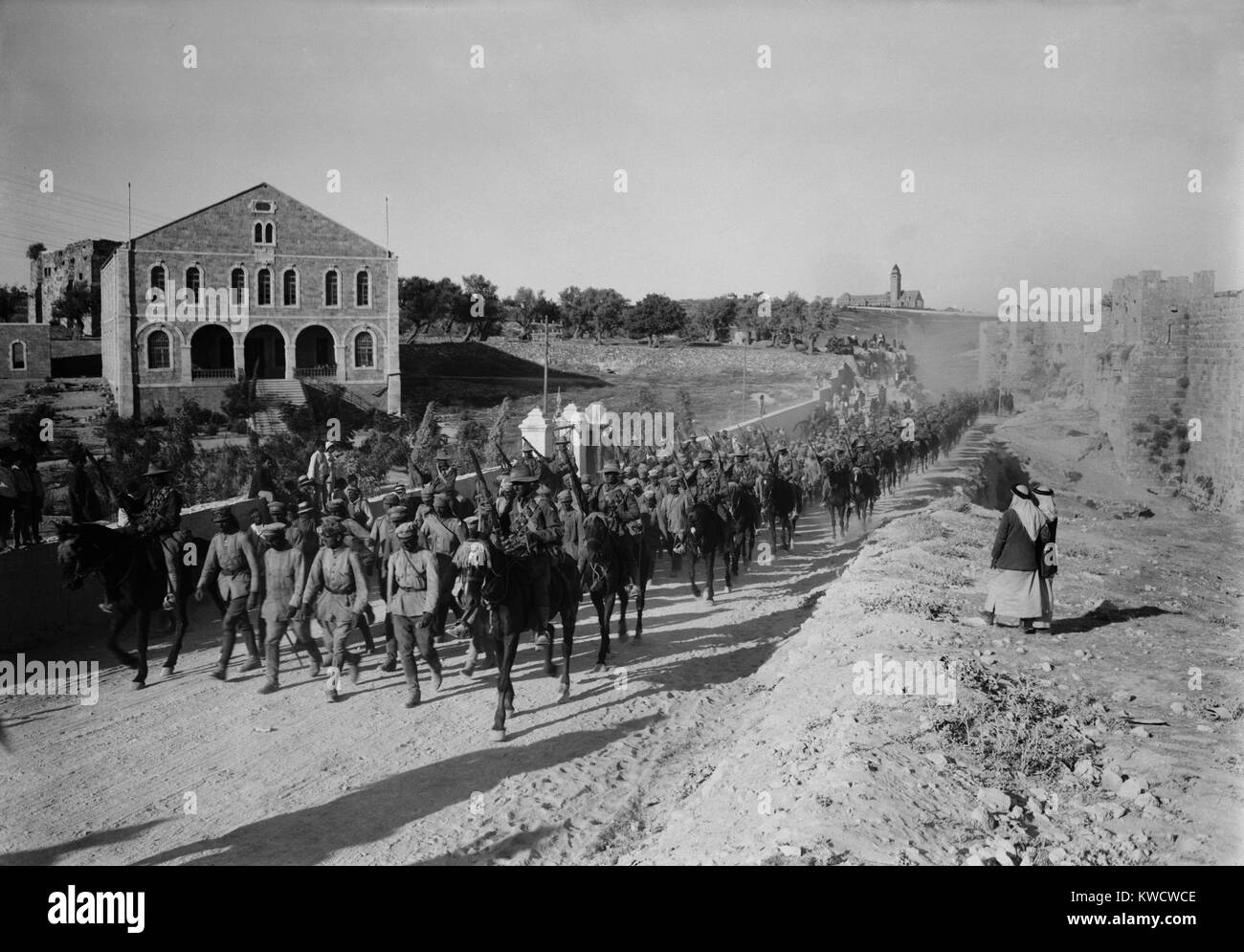 La prima guerra mondiale nel Medio Oriente. Cavalleria australiana guard ufficiali tedeschi voce una linea di 600 prigionieri catturati nella battaglia di Gerico, Feb. 19-21, 1918. (BSLOC 2013 1 73) Foto Stock