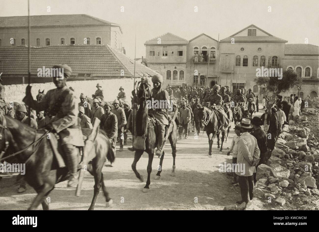 La prima guerra mondiale nel Medio Oriente. British Empire Indian Lancieri guard marching prigionieri turchi in Palestina. 1918. (BSLOC 2013 1 75) Foto Stock