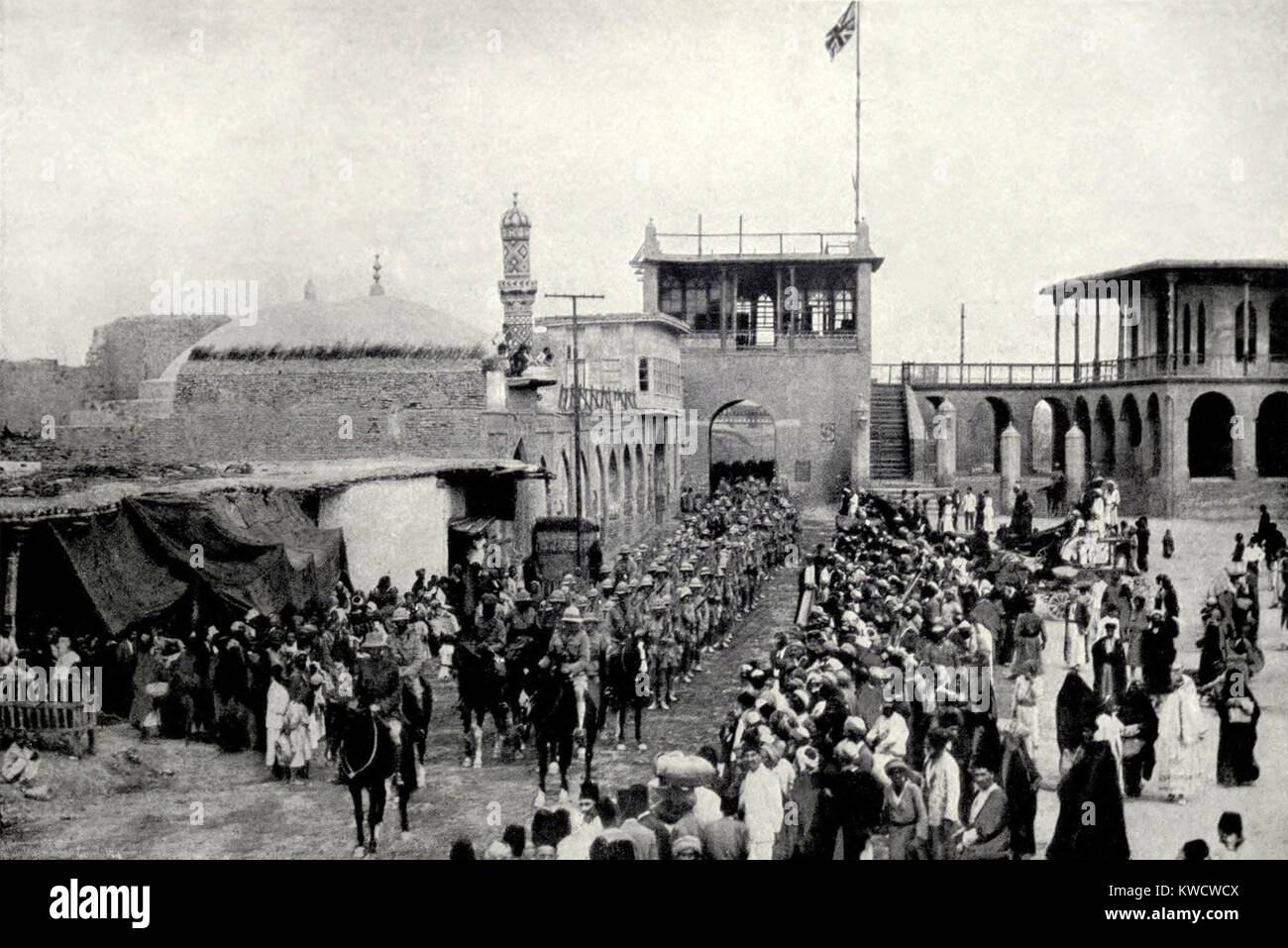 La prima guerra mondiale nel Medio Oriente. L'Unione Jack vola su Bagdad come le truppe britanniche a entrare in città dopo la sua cattura il 11 marzo 1917. (BSLOC 2013 1 79) Foto Stock