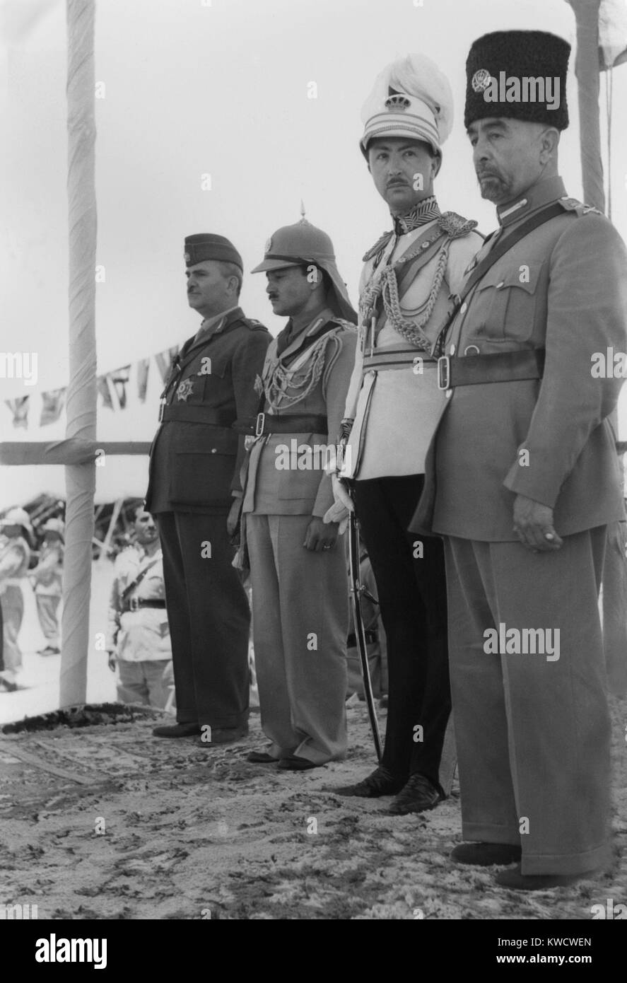 Il re Abdullah I sulla sua incoronazione il giorno in Amman, Giordania, 25 maggio 1946. R-L: Re Abdullah I; Emiro Abdul Illah, reggente dell'Iraq; Emiro naif, Abdullahs figlio più giovane; e Nuri Pasha detto, ambasciatore iracheno (BSLOC 2017 1 100) Foto Stock