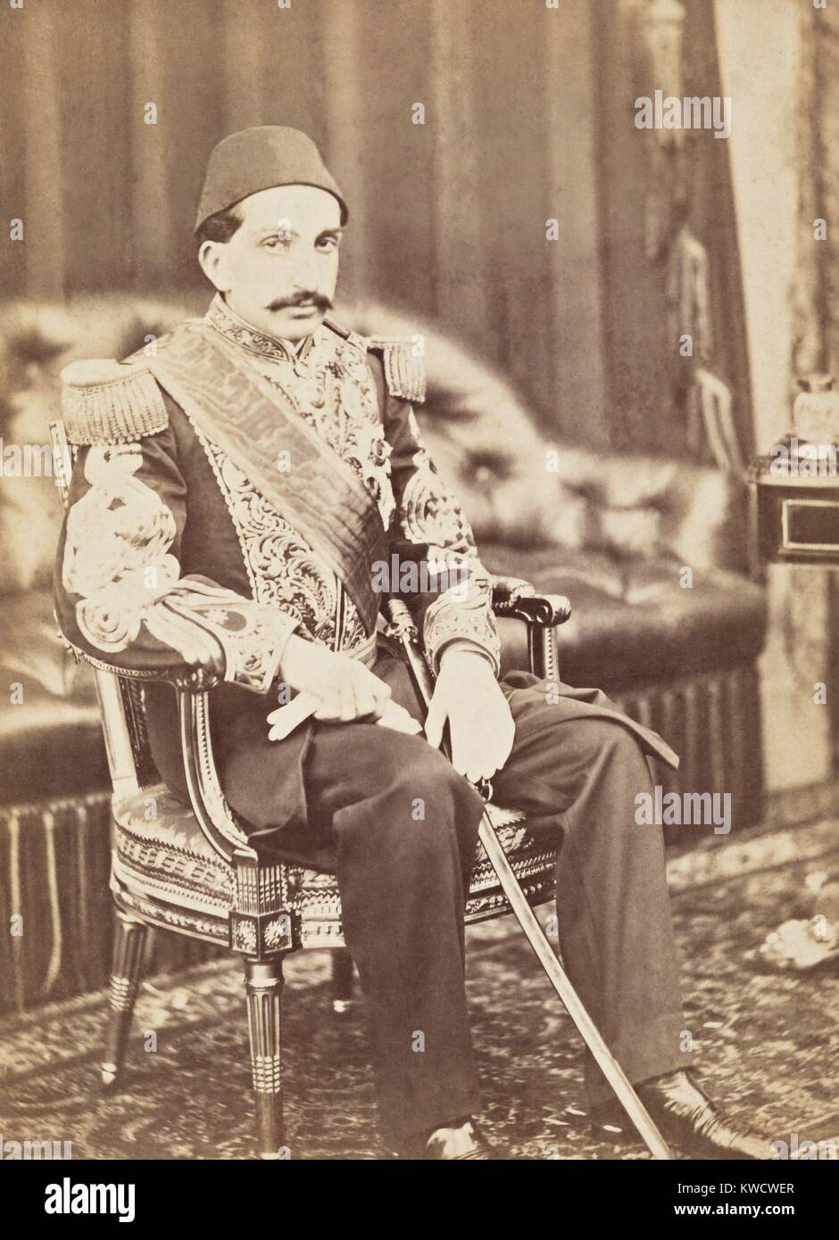 Il principe ottomano Abdul Hamid, viaggiò in Europa con il suo zio, Sultan Abdulaziz, nel 1867. Questo ritratto è stato preso a Balmoral Palace dal studio fotografico company di William e Daniel Downey (BSLOC 2017 1 101) Foto Stock