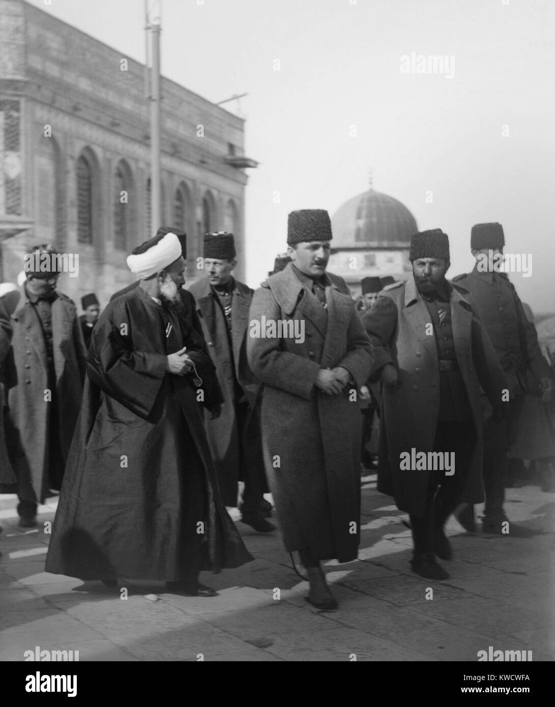 Enver Pascià (centro) e Cemal Pasha (centro destra) a Gerusalemme nel 1916, presso la Cupola della roccia. Enver, come ministro della guerra, è stato il principale leader della Turchia da 1914-1918. Cemal portano l'esercito ottomano contro le forze Britanniche in Egitto in WW1 (BSLOC 2017 1 109) Foto Stock
