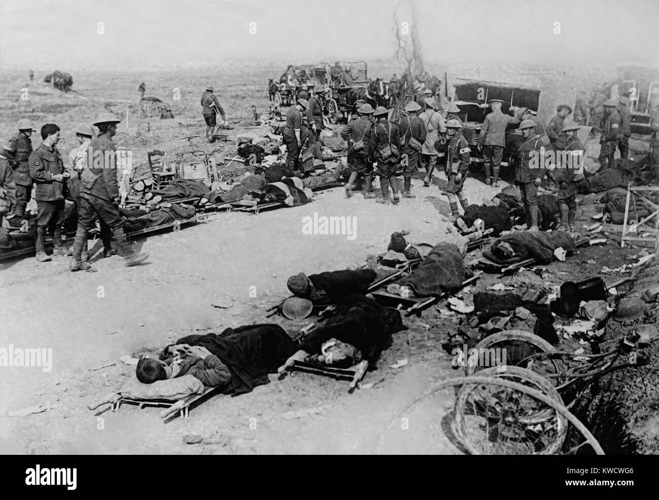 Feriti soldati britannici sul campo di battaglia nei pressi di Ginchy, Francia, durante la guerra mondiale 1 Somme offensivo, Sett. 1916. Volontari Irlandesi del XVI Divisione attendere per evacuazione mediante a cavallo (ambulanza BSLOC 2017 1 12) Foto Stock