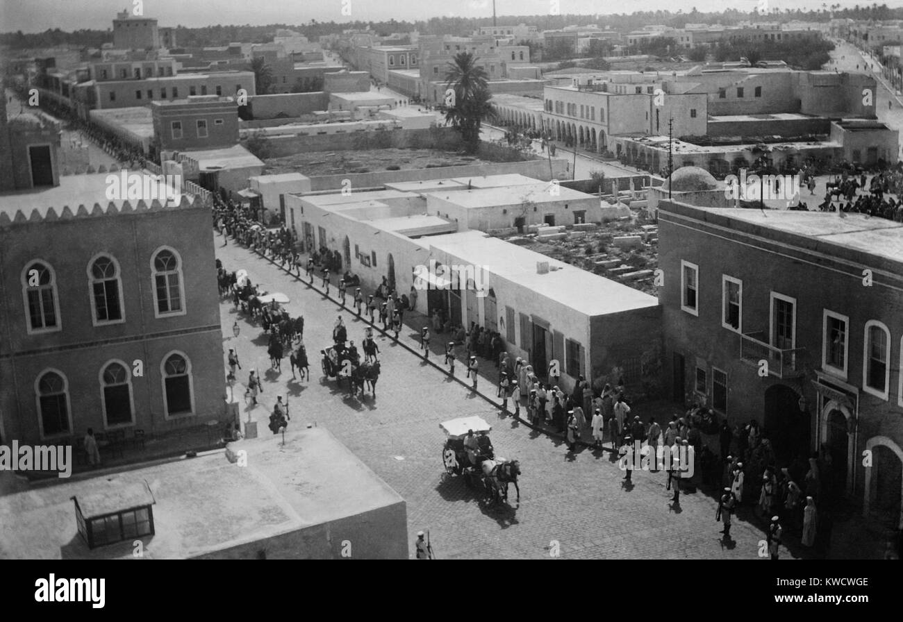 L'esercito italiano prendendo possesso della città di Tripoli nell'Impero Ottomano. 1500 i marinai italiani, supportato da corazzate, hanno invaso la città nord africana in ottobre 1911, sollecitando la guerra Italo-Turkish (BSLOC 2017 1 123) Foto Stock