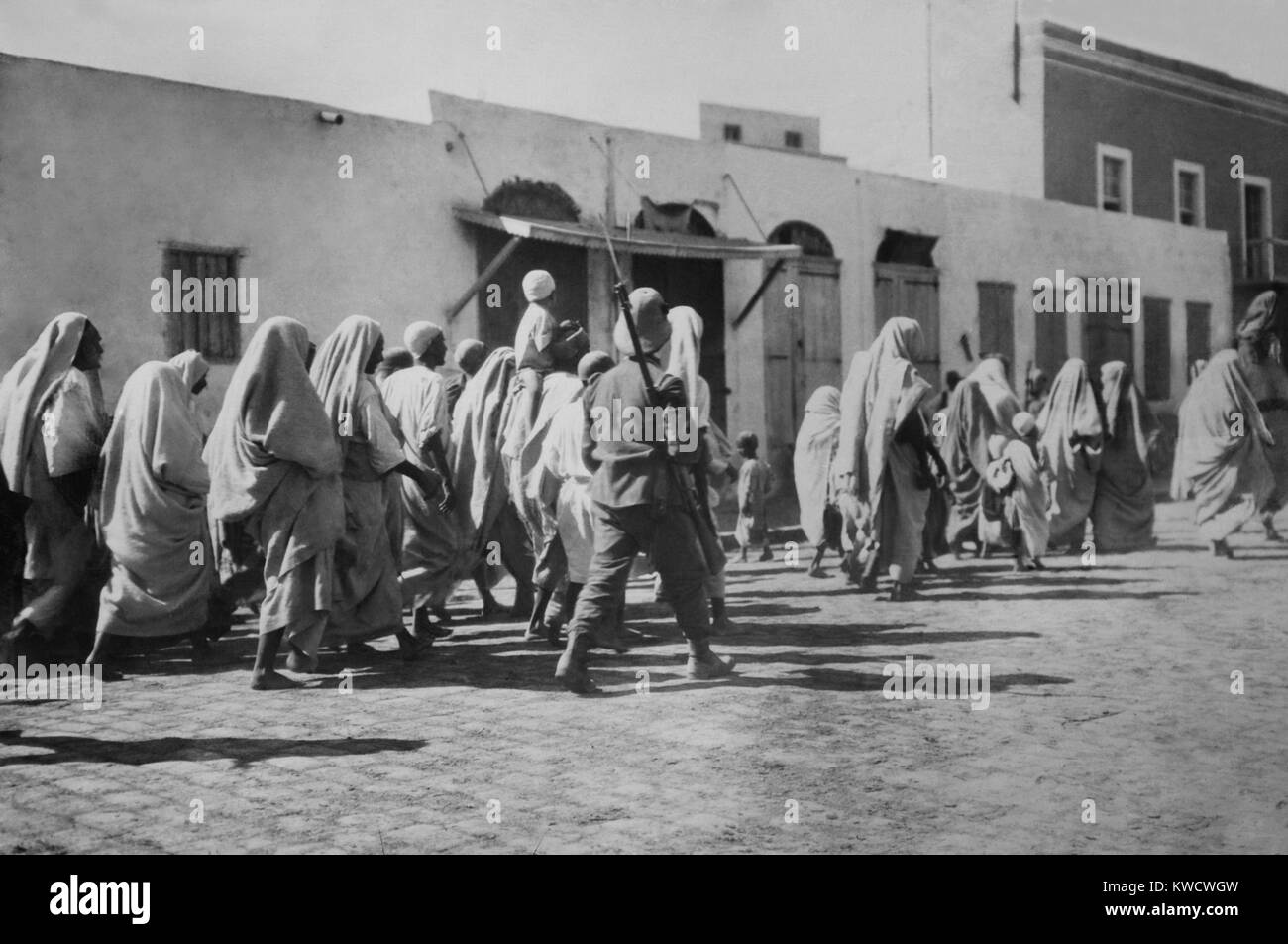 Arab di prigionieri di guerra a piedi a Tripoli, in Libia, con soldati italiani durante la guerra Italo-Turkish. L'invasione italiana di 100.000 soldati è stato contrastato da una piccola forza di 20.000 arabi e 8.000 turchi, che hanno combattuto con tattiche di guerriglia (BSLOC 2017 1 128) Foto Stock