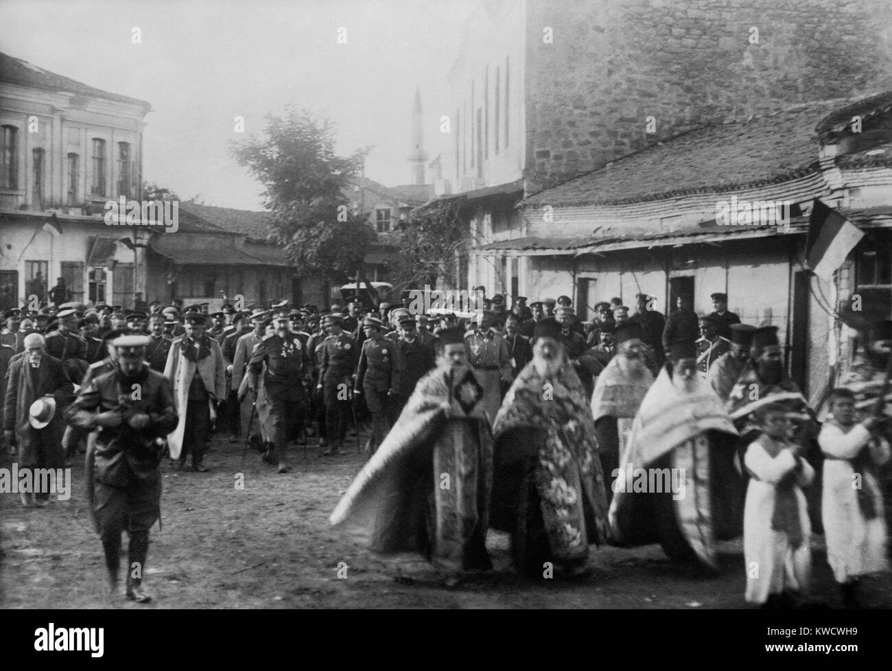 Ferdinando I, lo Zar di Bulgaria, marche con religiosa e militare le figure di Mustapha Pasha, 1912. Ferdinando ha detto che la guerra era un solo, grande e lotta sacra della Croce contro la mezzaluna (BSLOC 2017 1 132) Foto Stock