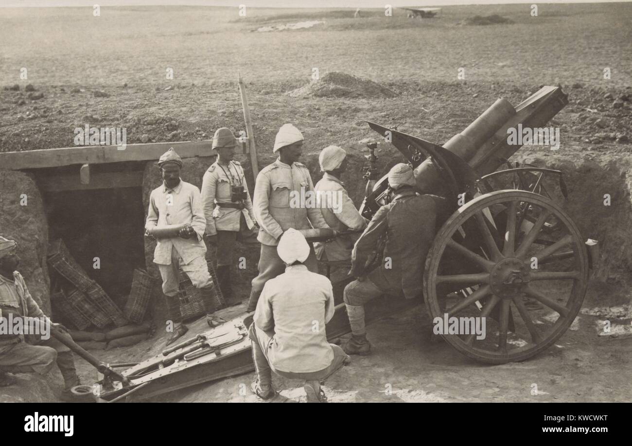 Artiglieria ottomano a Hareira nel 1917 per difendere contro la British anticipo nel sud della Palestina. Le forze turche ha prevalso nella prima e nella seconda battaglia di Gaza in marzo e aprile 1917 (BSLOC 2017 1 158) Foto Stock
