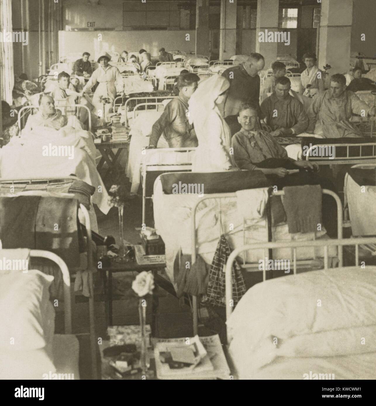 Feriti soldati americani nella città di New York convalescente ospedale n. 5. durante la guerra mondiale 1. Gli infermieri frequentare il recupero di uomini in un pranzo ward nel 1917-1918 (BSLOC 2017 1 16) Foto Stock