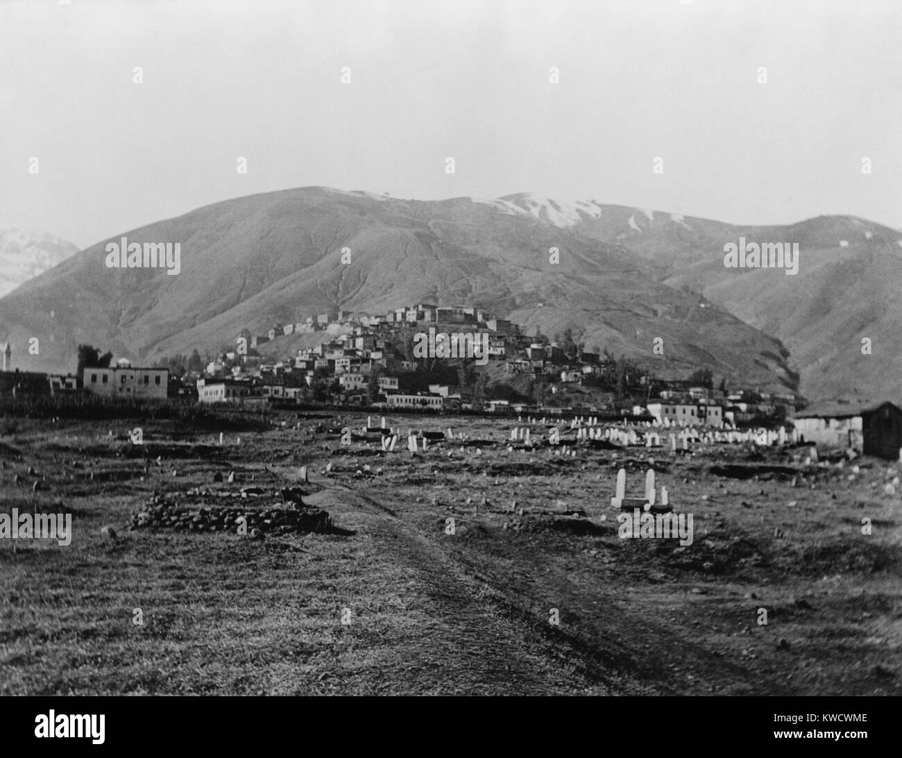 1923 Visualizza Moush (MUS), con montagne di Sasoun. Questa è stata l'impostazione di audaci di SASSOUN, Armenias epica nazionale. Nel 1894 i 3.000 soldati turchi e curdi uccisi di milizia una stima 1000 armeni in rappresaglia per la loro auto-difesa activitie (BSLOC_2017_1_166) Foto Stock
