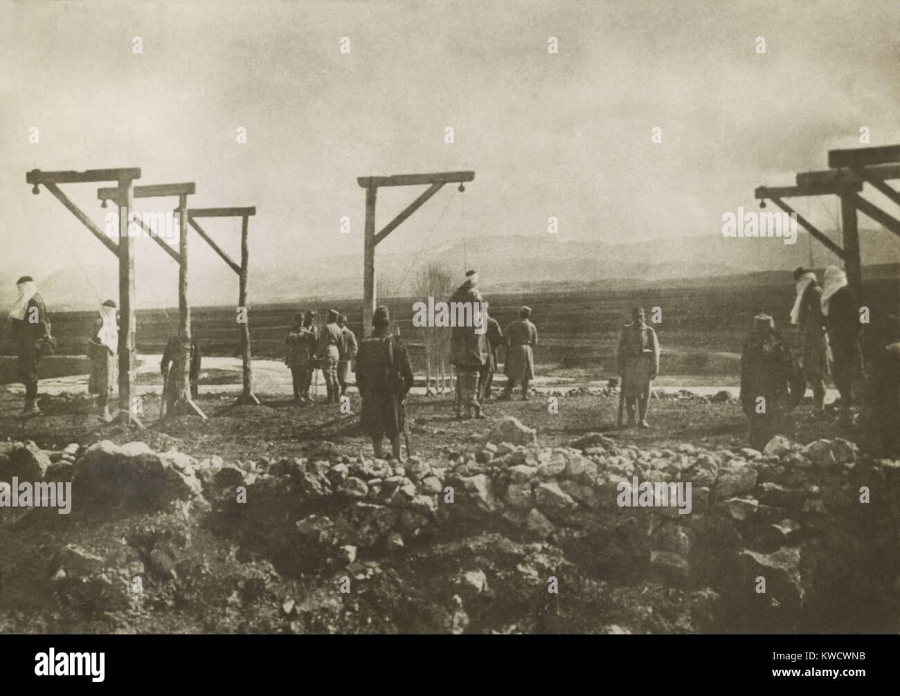 Soldati austriaci esecuzione civili serbe da appendere durante la guerra mondiale 1. Habsburg tribunali militari emesse condanne a morte su una scala di massa a 'spie' e 'traditori' (BSLOC 2017 1 177) Foto Stock