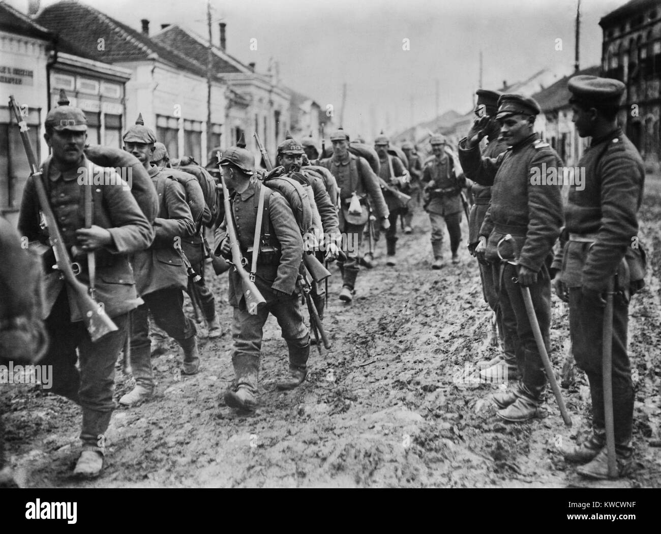 I soldati tedeschi in marcia attraverso la città serbe di Paracin nel 1915, durante la guerra mondiale I. (BSLOC 2017 1 178) Foto Stock