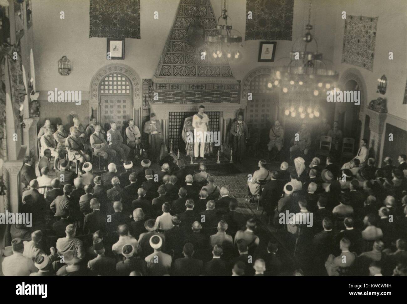 Sir Herbert Samuel, Alto Commissario della Palestina, la lettura di un annuncio su luglio 7, 1920. Egli si è rivolto a un pubblico di palestinesi e i funzionari britannici a Gerusalemme nella sua prima settimana in ufficio. (BSLOC 2017 1 179) Foto Stock