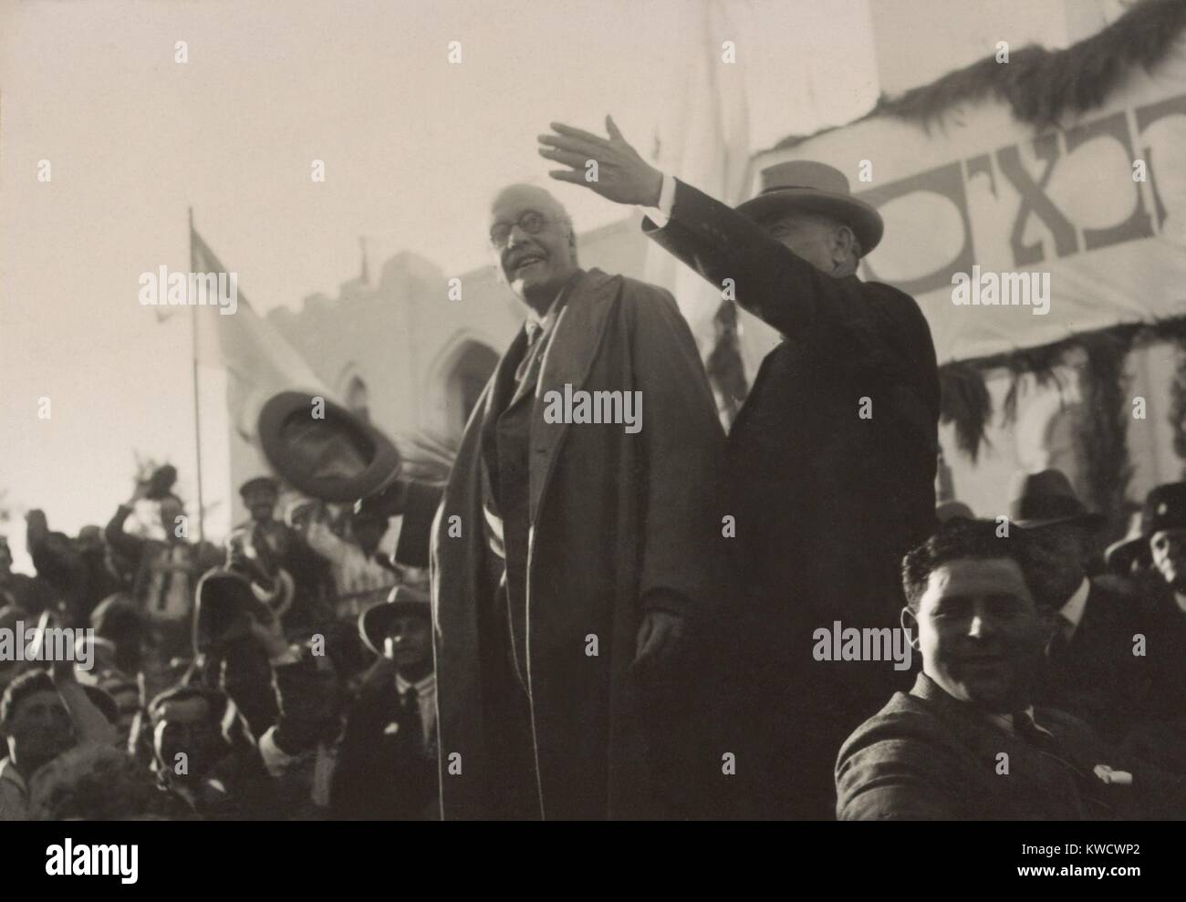 Lord Arthur Balfour accetta saluti da folle a Tel Aviv, Marzo 26, 1925. Ha viaggiato in Palestina per partecipare all'apertura della Hebrew University di Gerusalemme. Nel 1917, come Ministro degli Esteri britannico ha pubblicato la Balfour annuncio che raccomanda l'es (BSLOC 2017 1 184) Foto Stock