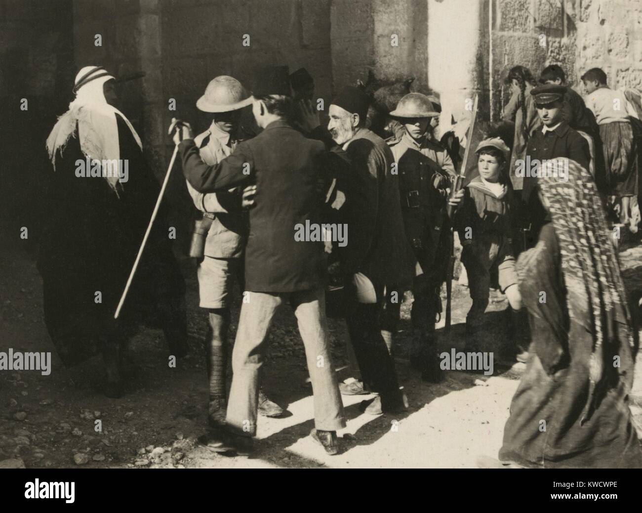 Soldati britannici cerca uomini arabi per le armi in Gerusalemme su nov. 2nd, 1921. Il quarto anniversario della proclamazione Balfour, è stato un giorno di protesta araba in Palestina (BSLOC 2017 1 189) Foto Stock