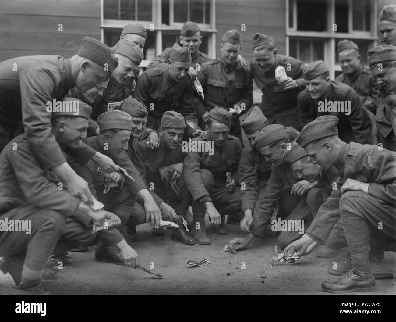 Off duty soldati americani il gioco d'azzardo con piastrine durante la Guerra Mondiale 1, 1917-1919 (BSLOC 2017 1 19) Foto Stock