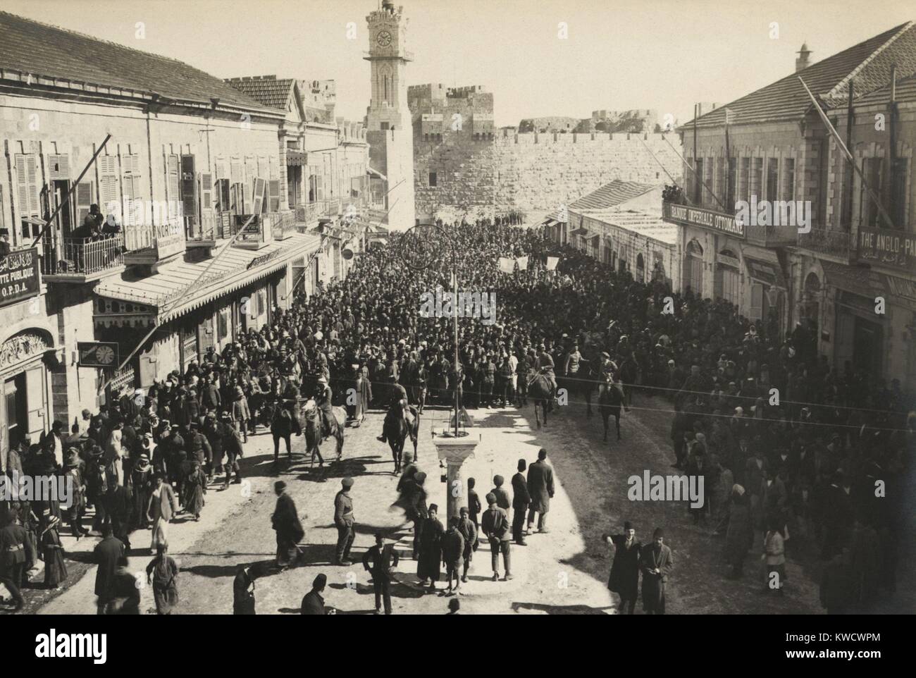 Arab anti-sionista di dimostrazione lasciando Porta di Jaffa dopo le preghiere del venerdì a Gerusalemme nel 1920 (BSLOC 2017 1 190) Foto Stock