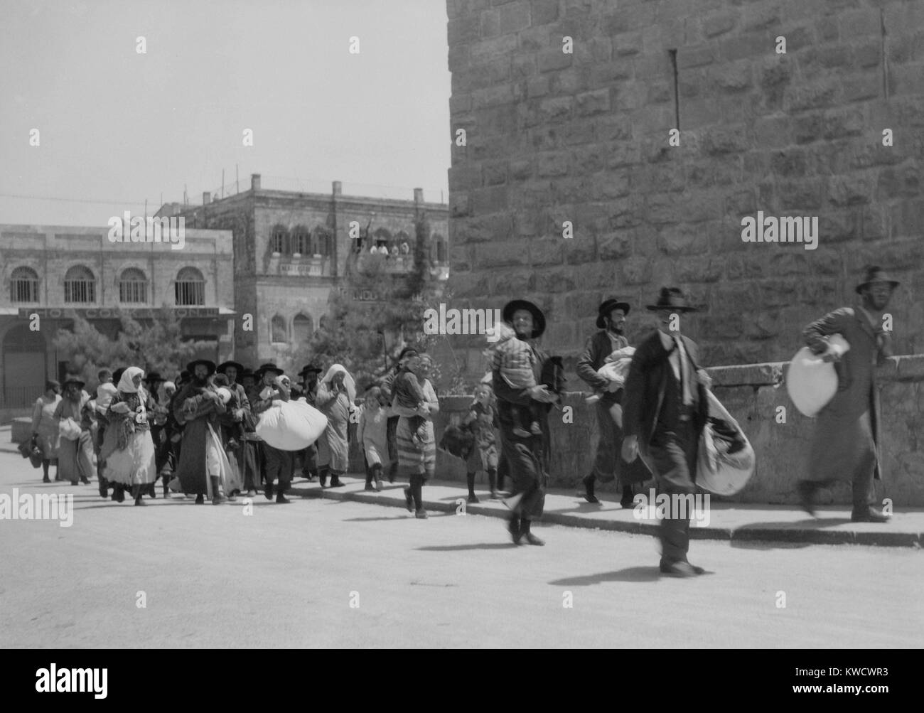 Famiglie ebree in fuga dalla città vecchia con i bagagli presso Porta di Jaffa e Gerusalemme, 23-31 agosto 1929. I disordini iniziato oltre Arab-Jewish conflitti per l'accesso al Muro Occidentale (BSLOC 2017 1 195) Foto Stock