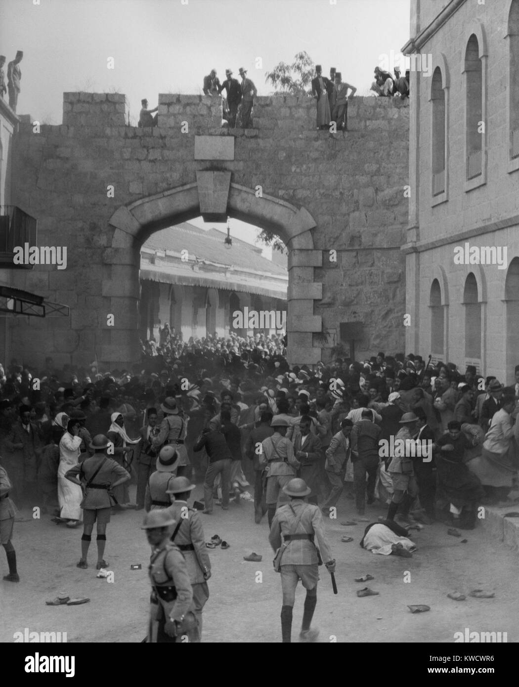 Dimostrazione di arabi a Porta Nuova, Gerusalemme, come il cordone di polizia bloccato la processione. 13 ottobre, 1933. Avviato dall'Arabo Comitato Esecutivo, la polizia ha disperso la protesta con i loro bastoni antisommossa (BSLOC 2017 1 197) Foto Stock