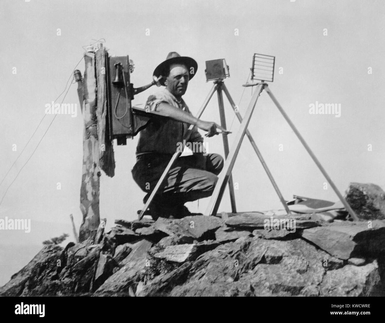 US Army Signal station combinando un heliograph con un telefono, 1908-1919. Il heliograph segnalato in modalità wireless il codice Morse con lampi di luce solare riflessa in uno specchio e temporizzato da un lato otturatore azionato (BSLOC 2017 1 20) Foto Stock