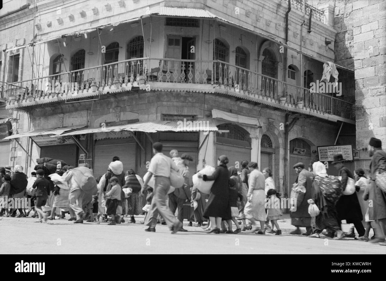 Famiglie ebraiche evacuando Jerusalems Vecchia città durante il 1936 Rivolta Araba. Foto scattata vicino alla Porta di Jaffa (BSLOC 2017 1 201) Foto Stock