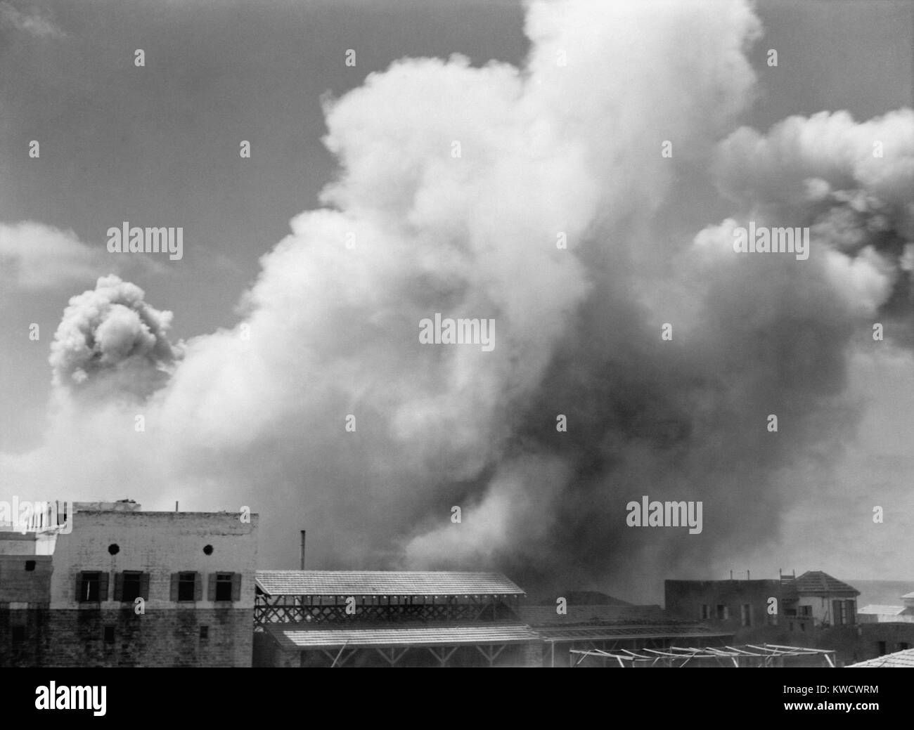 Fumo dalla baraccopoli dynamiting sezioni di Jaffa nell'estate del 1936. La popolazione araba è stato bruscamente evacuato e gran parte della città vecchia è stata distrutta sotto le mentite spoglie di rinnovamento urbano. In realtà era di distruggere il labirinto di imboscata punti, nascondigli e (BSLOC 2017 1 202) Foto Stock