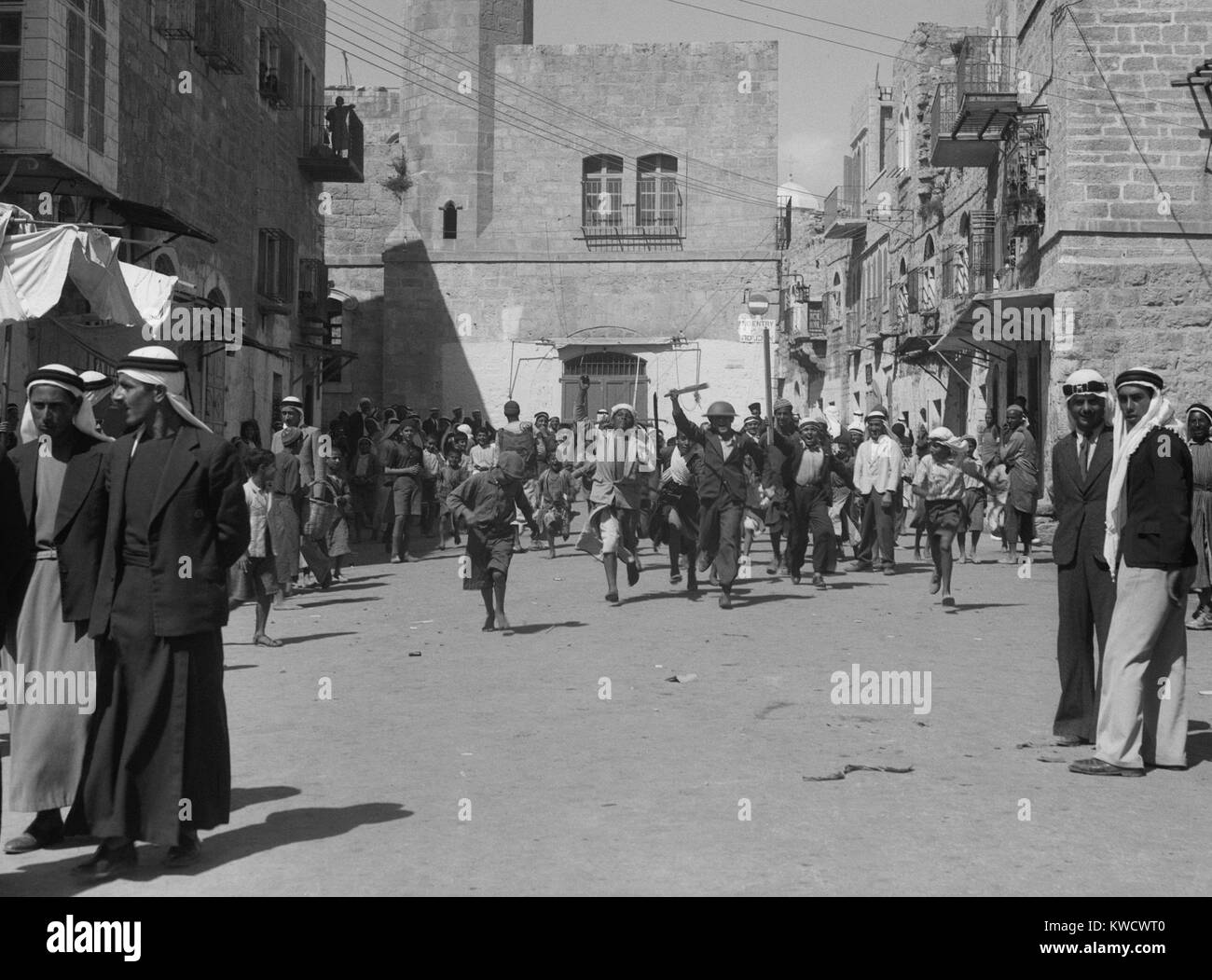 Giovani arabi in esecuzione in Betlemme dopo la masterizzazione agli uffici del governo durante la Rivolta Araba. Sett. 14, 1938 (BSLOC 2017 1 206) Foto Stock
