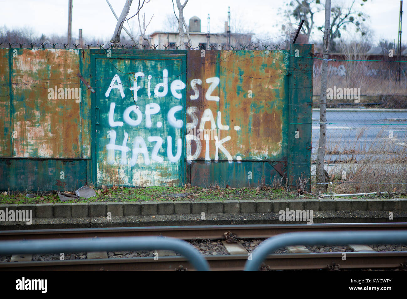Graffiti circa il parlamento ungherese, Budapest Gennaio 2018. 'A Fidesz scala lop hazudik' 'Fidesz, rubando barare giacente'. Foto Stock