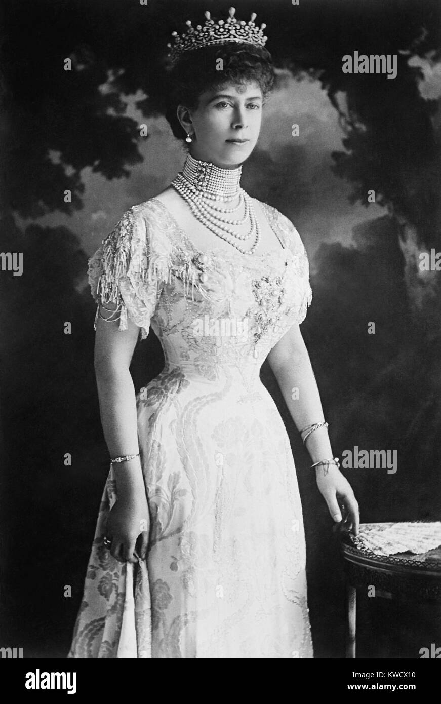 Queen Mary di Teck, consorte del British King George VI nel 1914, all'età 37. Essa assomiglia al suo nipote, Queen Elizabeth II (BSLOC 2017 1 83) Foto Stock