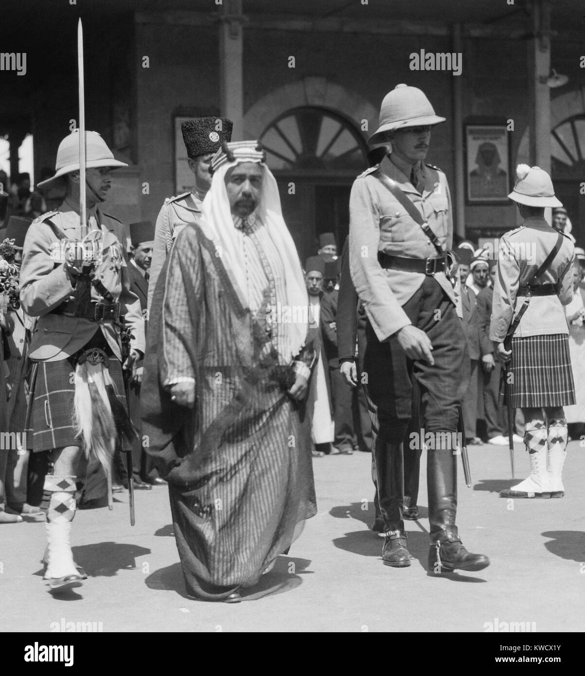 Ho Abdullah bin al-Hussein, emiro di Transgiordania, camminando tra due britannici al personale militare. Era a Gerusalemme dopo il ritorno da Londra in 1935 (BSLOC 2017 1 96) Foto Stock