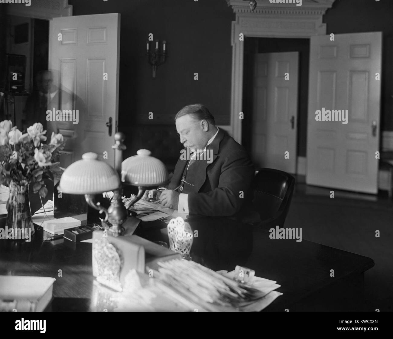 Il presidente William Howard Taft alla sua scrivania nella Casa Bianca. Egli ha servito un termine tra la dinamica progressiva delle presidenze di Theodore Roosevelt e Woodrow Wilson (BSLOC 2017 2 114) Foto Stock