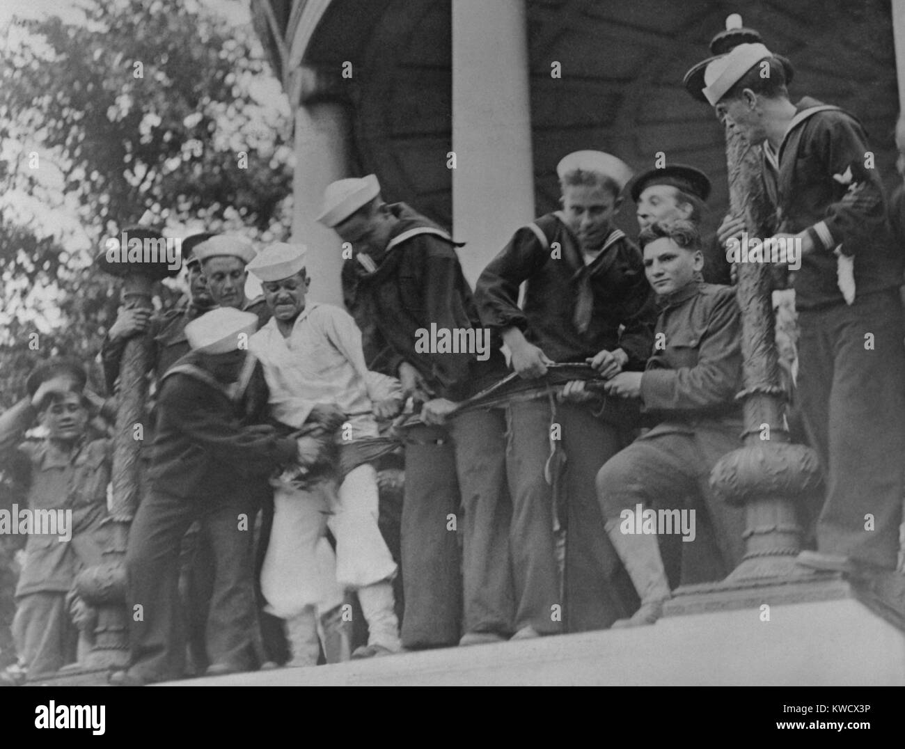 Noi soldati e marinai fino allo strappo di un banner portati in una pace socialisti dimostrazione. Boston, c. 1917-18 (BSLOC 2017 2 140) Foto Stock