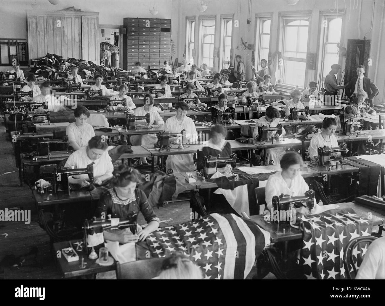 Le donne la cucitura bandierine americane al Brooklyn Navy Yard, c. 1916-1920 (BSLOC 2017 2 155) Foto Stock