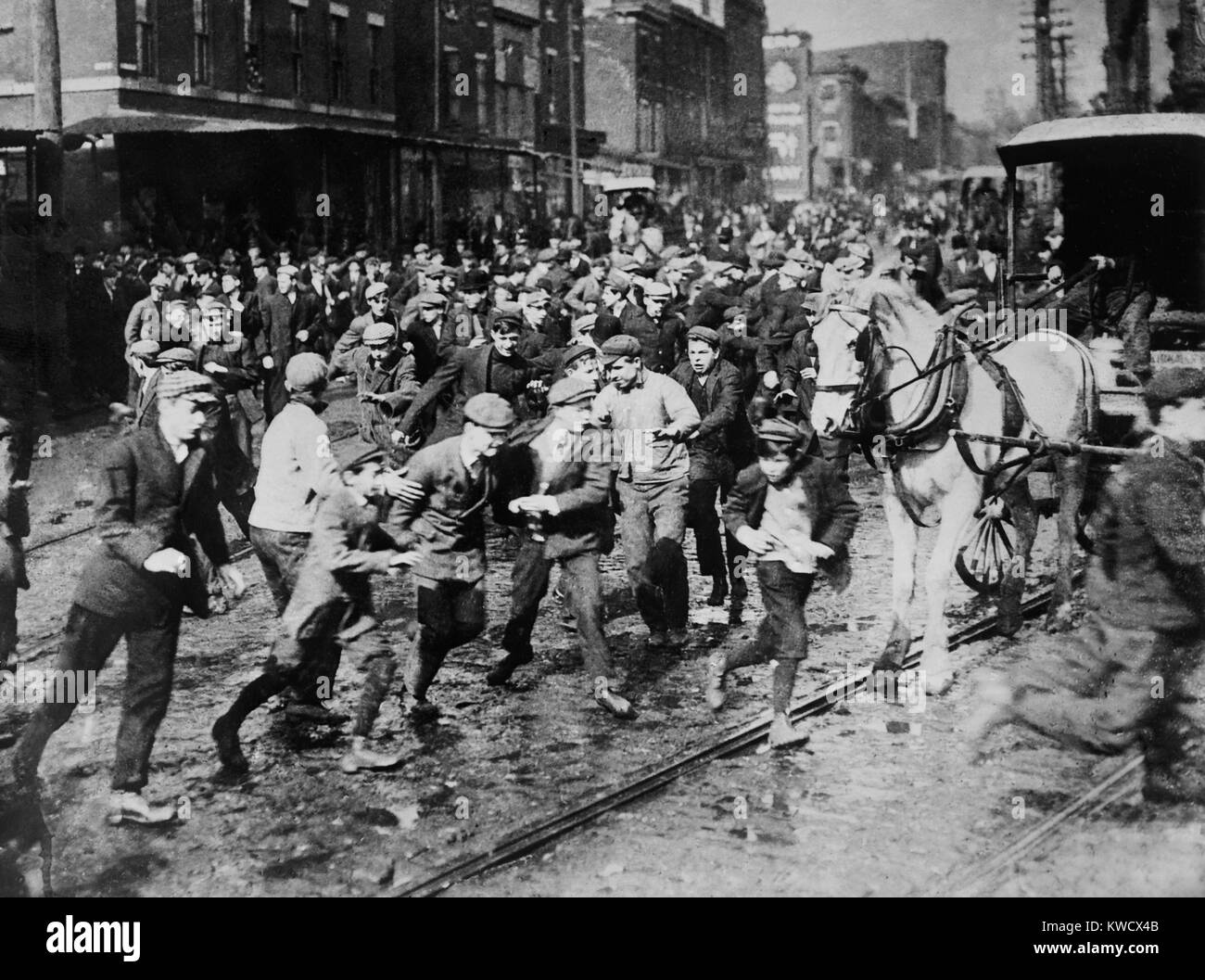 Giovane maschio rivoltosi carica di una strike-rottura a cavallo il car, Feb 19, 1910. Dopo il Philadelphia Rapid Transit carrello company sparò 173 colpisce i lavoratori dell'Unione, le battaglie di strada ha eruttato (BSLOC 2017 2 156) Foto Stock