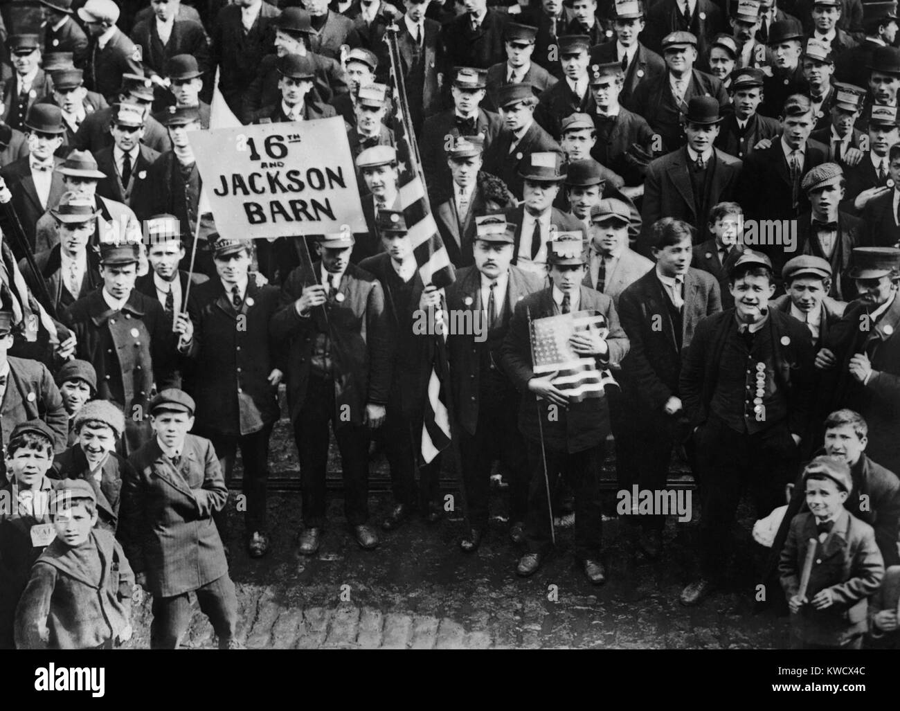 Amalgamate Associazione di strada e ferrovia elettrica dipendenti dell America, andando a una riunione. I Tram di Filadelfia Trolley sciopero, Feb 21, 1910. Il 5 marzo, 140.000 unione lavoratori uniti in uno sciopero generale per sostenere il carrello uomini (BSLOC 2017 2 157) Foto Stock