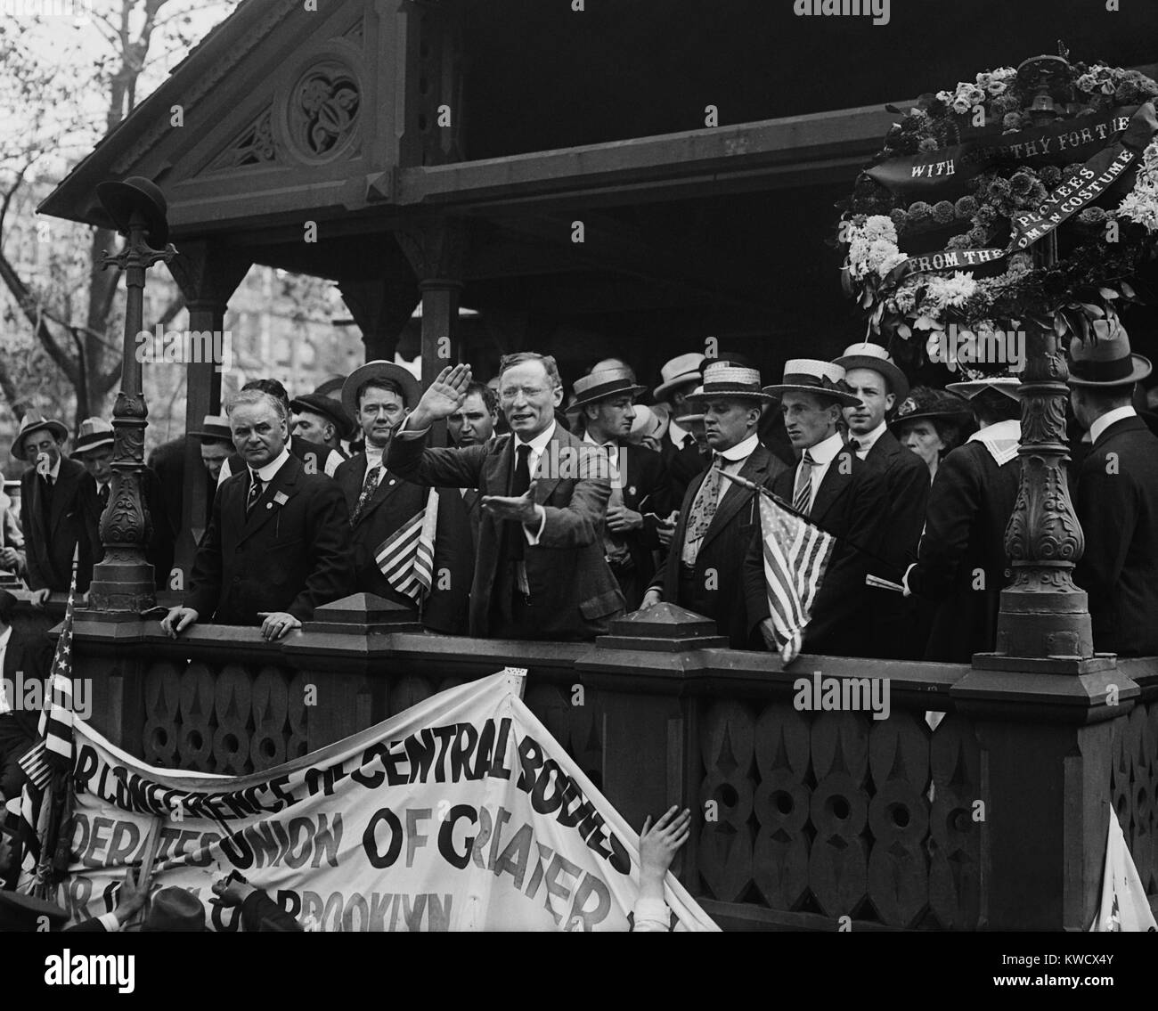 Congressista socialista Meyer Londra parlando a Union Square rally per la suggestiva strada lavoratori auto. Luglio 15, 1916 (BSLOC 2017 2 170) Foto Stock