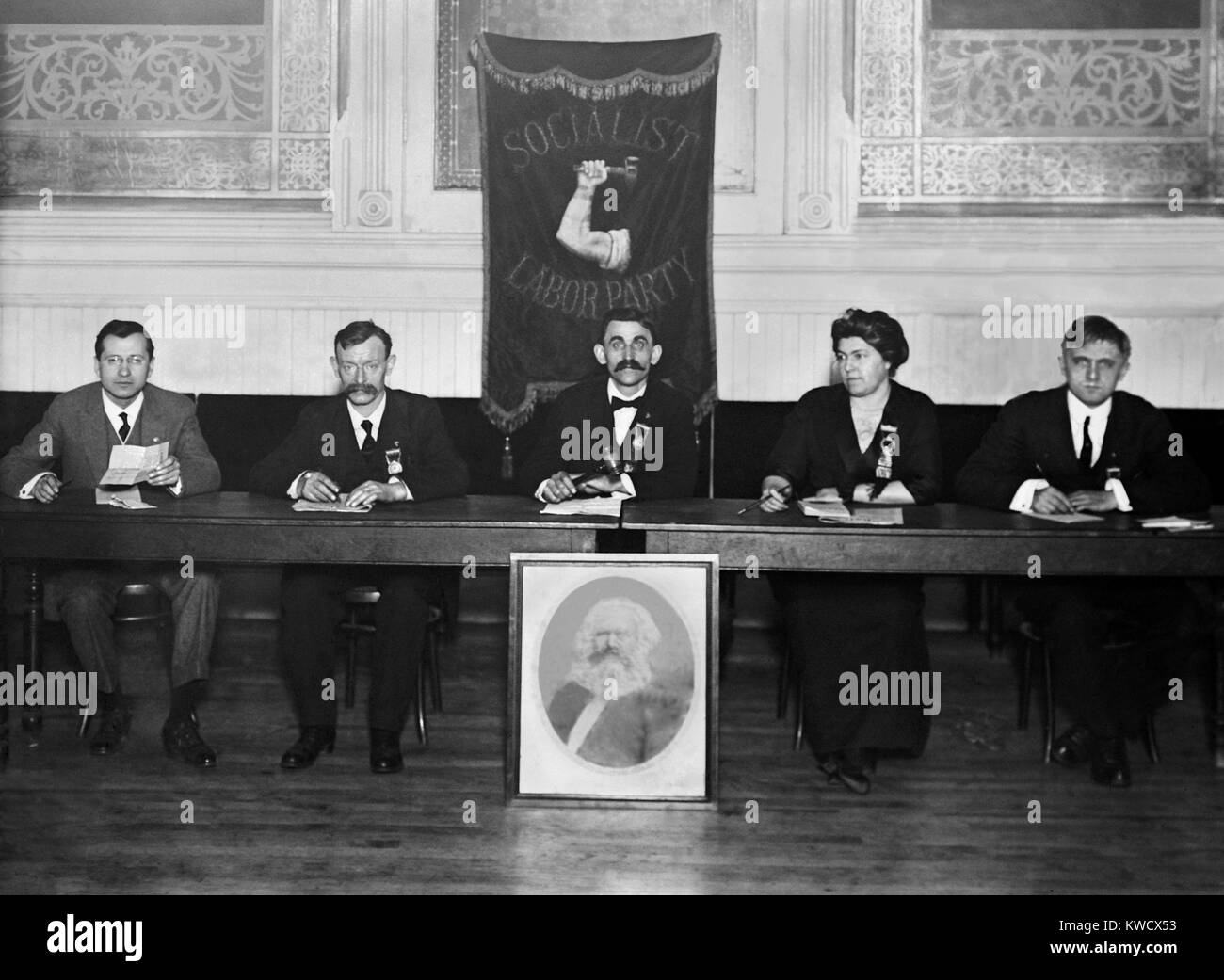 Partito socialista laburista poste con un ritratto di Karl Marx. La città di New York, c. 1910. L-R: Paolo Agostino, John Juergens, H.J. Poelling, Edith L. Cody, e Albert Schnabel (BSLOC 2017 2 174) Foto Stock