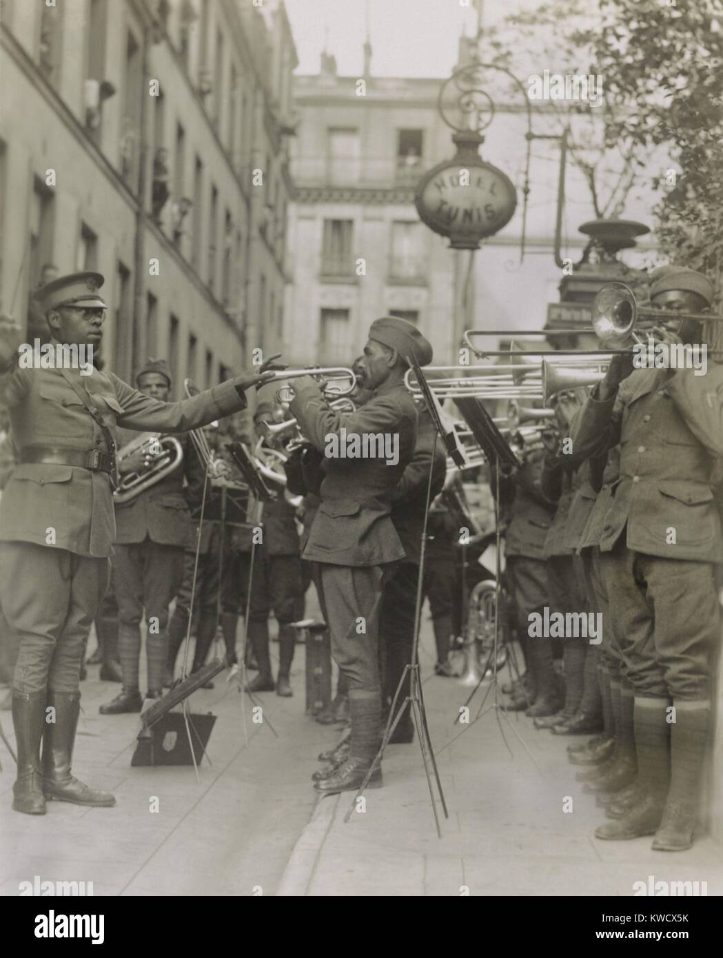 I militari americani band suona jazz per Yankee ferito al di fuori del loro ospedale di Parigi, 1918. La 369 Reggimento di Fanteria banda era guidato da Lt. James Reese Europe, durante la guerra mondiale 1 (BSLOC 2017 2 188) Foto Stock