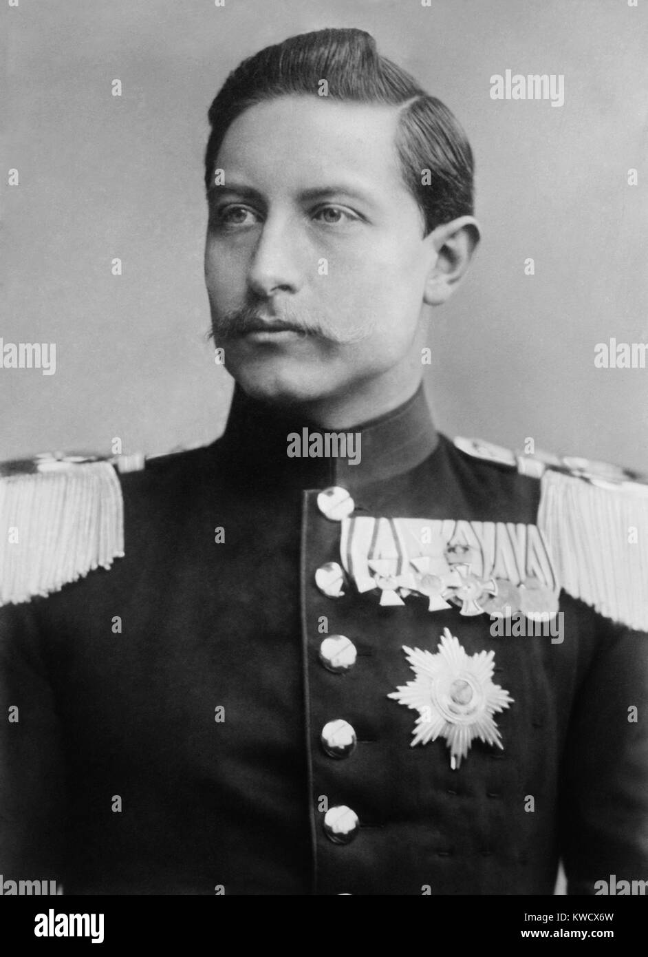 Il Kaiser Guglielmo II, come un 24 anno vecchio principe 1883. Egli ha resistito all'influenza dei suoi genitori liberale, inglese Crown Princess Victoria e del Principe Ereditario Federico, invece ammirando il suo nonno prussiano, Guglielmo I (BSLOC_2017_2_40) Foto Stock