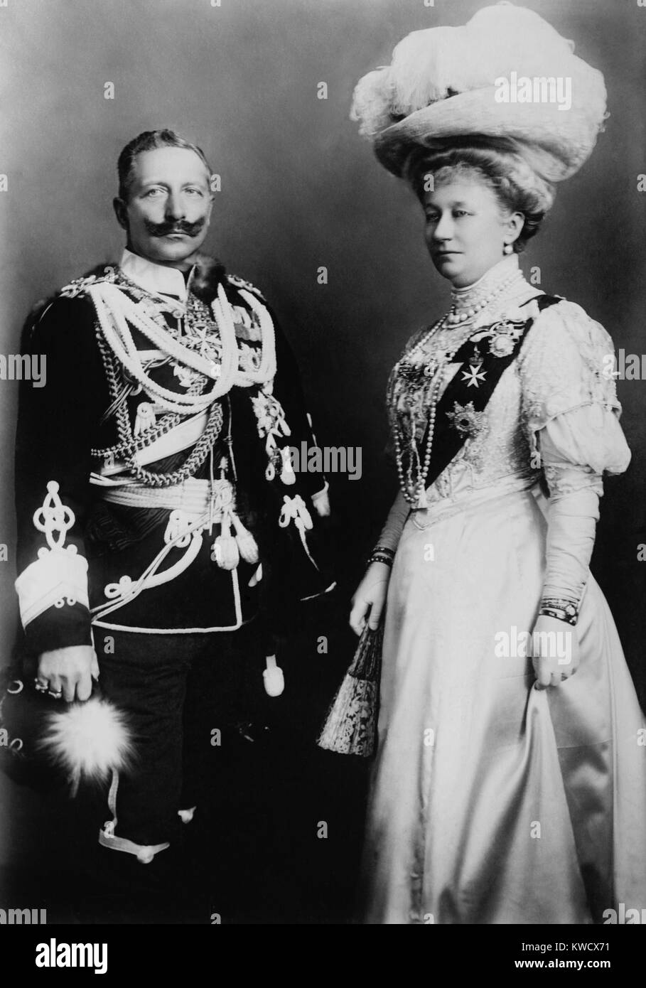 Il Kaiser Guglielmo II, imperatore tedesco e di sua moglie Augusta Victoria. La foto è stata scattata durante una visita al Castello di Windsor in novembre 1907 (BSLOC 2017 2 44) Foto Stock