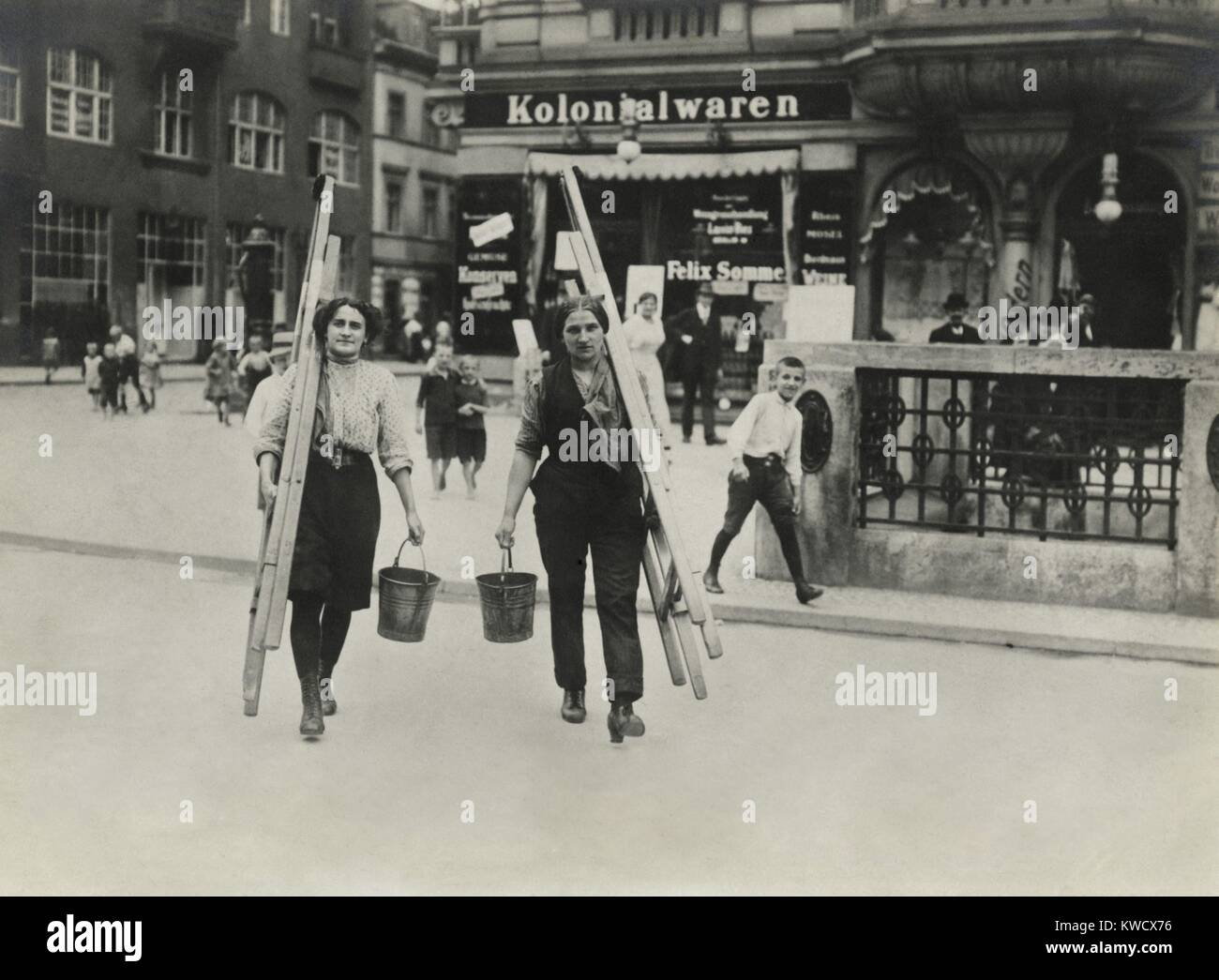 Tedesco donne window cleaners vestito per lavorare a portare i loro strumenti in una strada di Berlino nella guerra mondiale 1. 1914-1918 (BSLOC 2017 2 49) Foto Stock