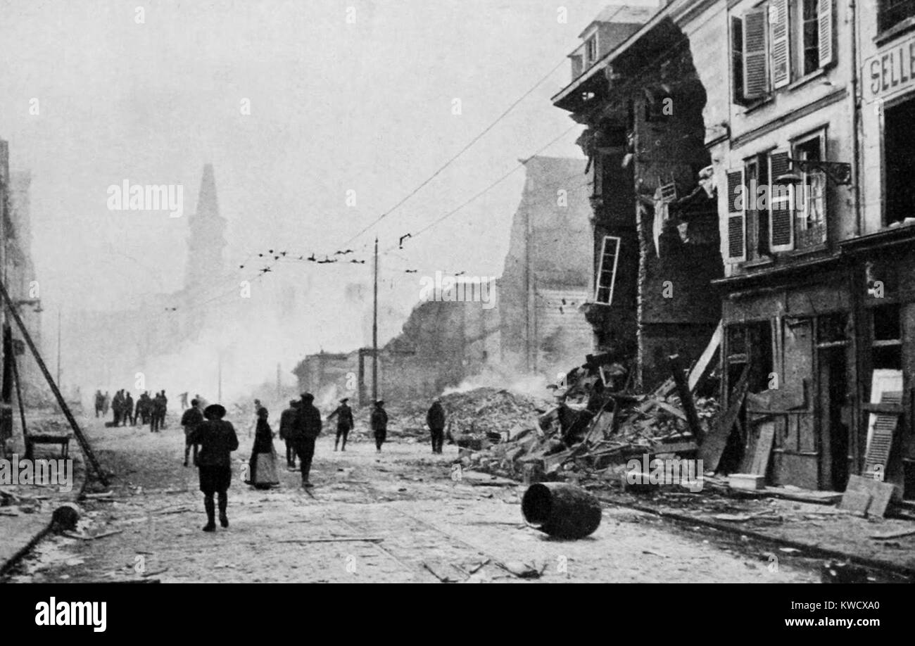 Guerra mondiale 1. Una strada in Amiens durante il tedesco offensiva di primavera del 1918, il funzionamento di Michael. Dal 4 Aprile i combattimenti spostati nella periferia di Amiens, ma la città e importante centro ferroviario, è rimasta in controllo francese. (BSLOC 2013 1 172) Foto Stock