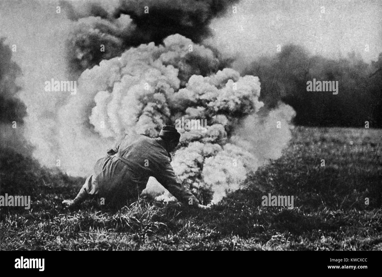 Guerra Mondiale 1: Battaglia della Foresta delle Argonne. Un ufficiale americano l'impostazione off di un produttore di fumo, formando una schermata attraverso la quale la fanteria in anticipo. La battaglia si è svolto dal 7 settembre 26, 1918, fino all'Armistizio, nov. 11, 1918. (BSLOC 2013 1 206) Foto Stock