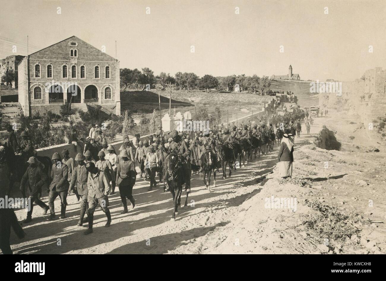La prima guerra mondiale nel Medio Oriente. British Empire Indian lancieri di guardia funzionari turchi e gli uomini catturati nella battaglia di Gerico, Feb. 19-21, 1918. (BSLOC 2013 1 74) Foto Stock