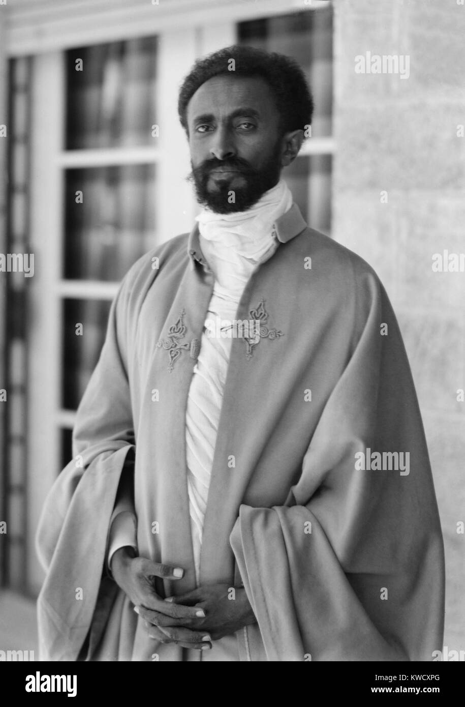 Ras Tafari, più tardi imperatore Haile Selassie in Etiopia. 1924 foto scattata durante il suo viaggio in Medio Oriente e in Europa. Tafari ha preso il nome dell'imperatore Haile Selassie nel 1930 quando è riuscito Imperatrice Zewditu (BSLOC 2017 1 121) Foto Stock