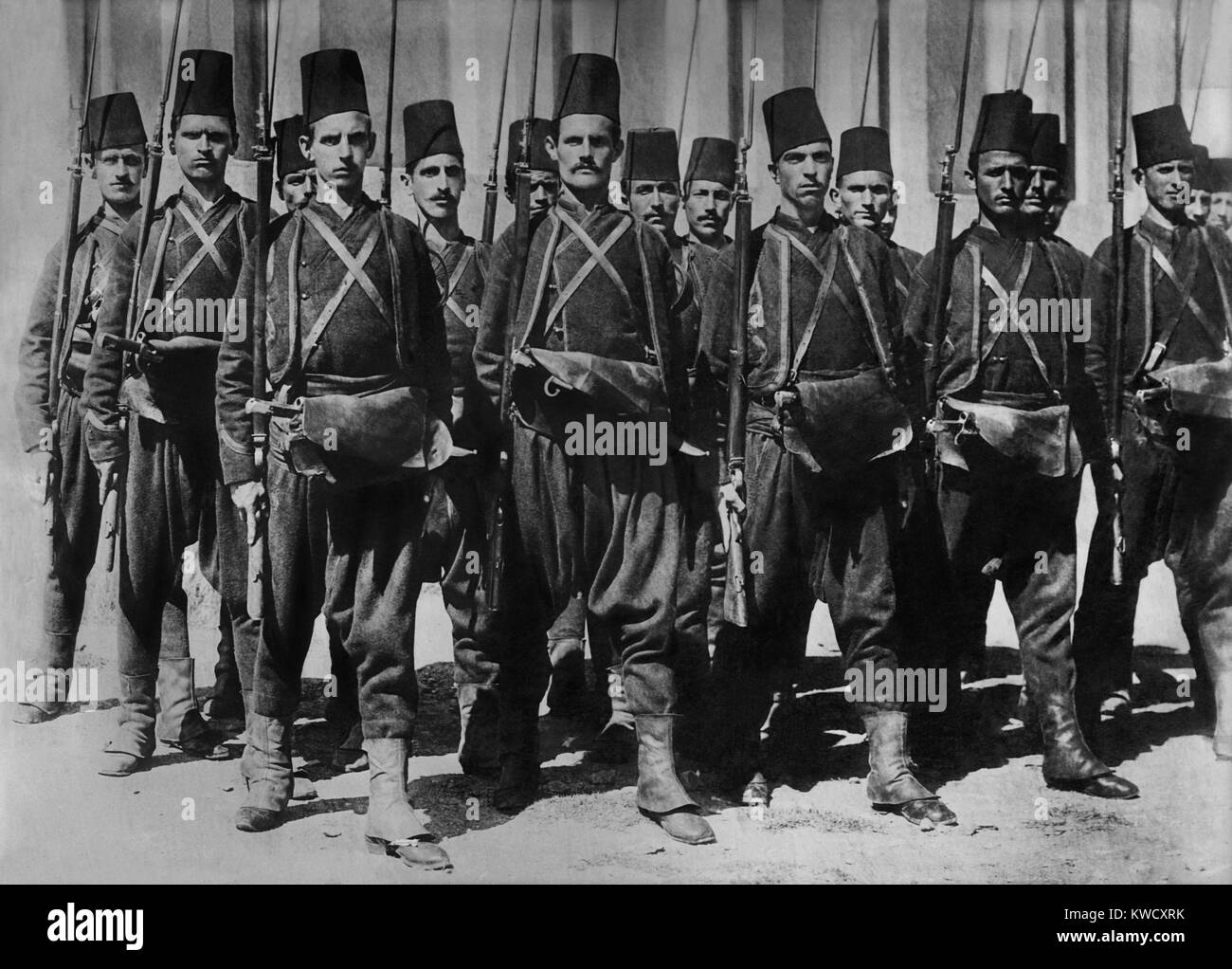 Esercito turco c. 1910-1913, in divise tradizionali. Essi hanno pantaloni larghi, tuniche indossato sotto una giacca corta e il classico fez. Sotto l'influenza dei loro WW1 alleato, Germania, questi sono stati abbandonati per la moderna western divise e caschi (BSLOC 2017 1 130) Foto Stock