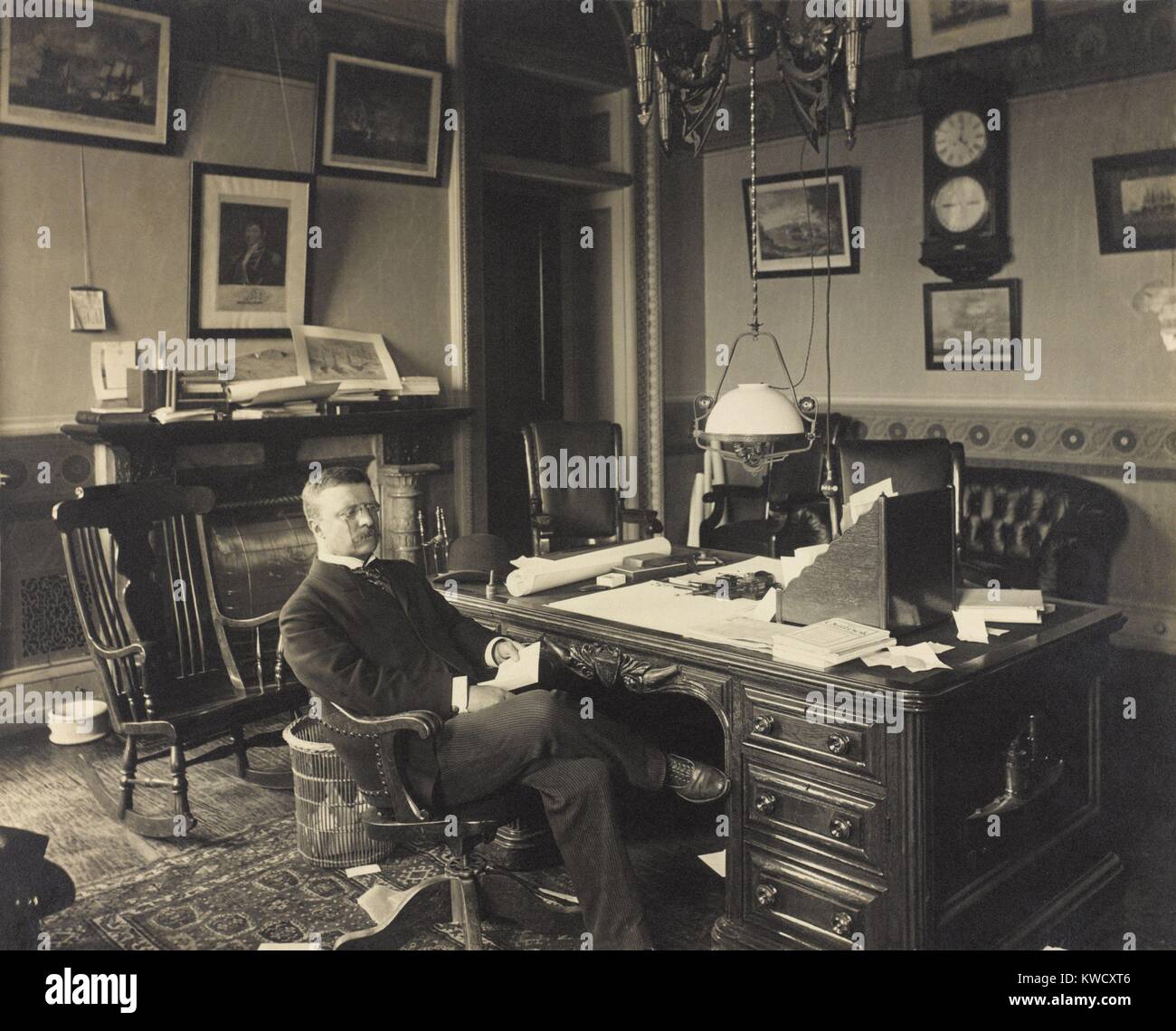 Assistente del segretario della Marina, Theodore Roosevelt alla sua scrivania, 1897-98. Mentre il Presidente McKinley era alla ricerca di una soluzione diplomatica, Roosevelt emessi ordini di diverse navi militari per prepararsi alla guerra del Pacifico. George Dewey di squadrone asiatico accreditato la sua vittoria nella battaglia della Baia di Manila per Roosevelts ordini (BSLOC 2017 4 18) Foto Stock