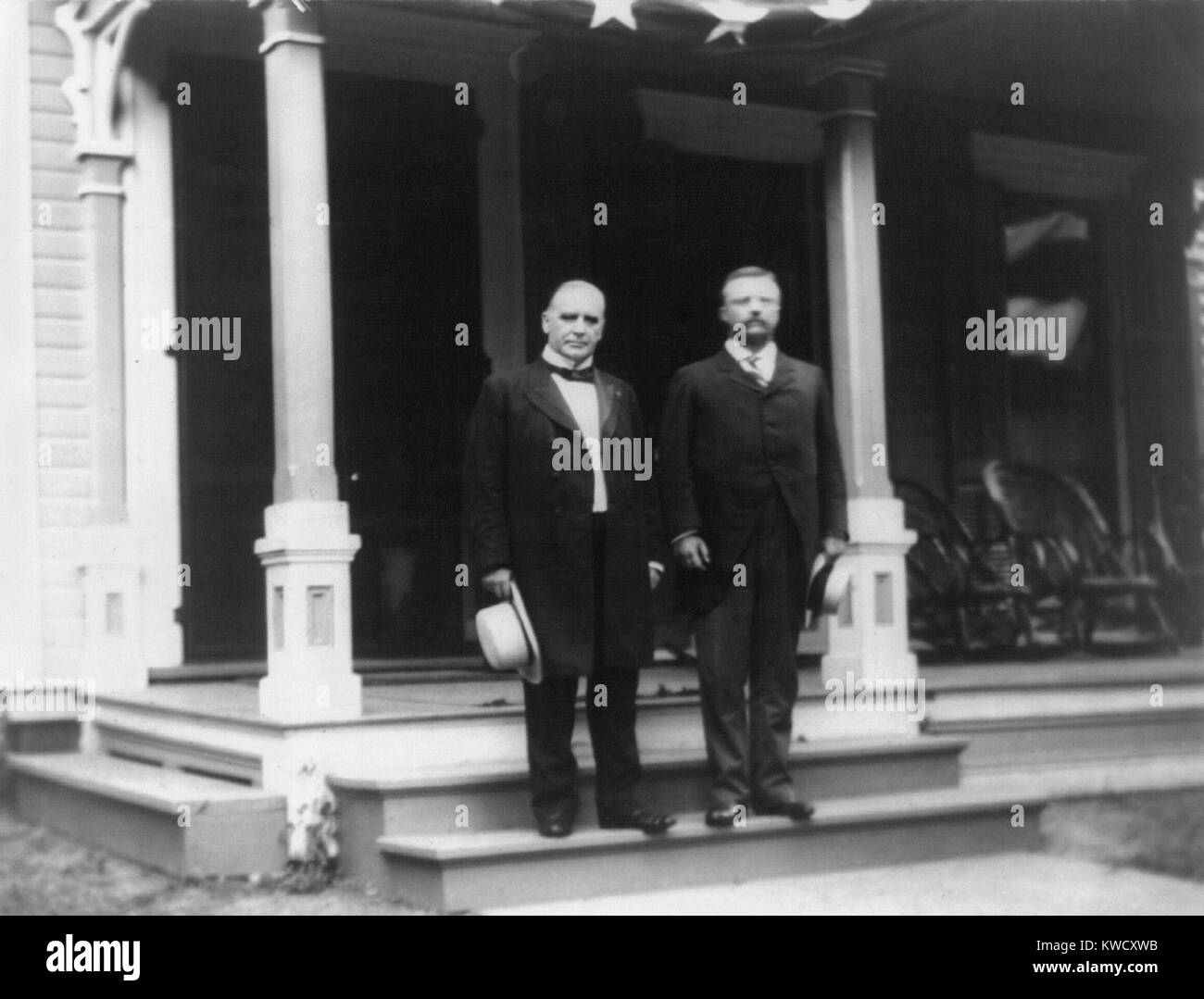 Il presidente William McKinley e governatore NY Theodore Roosevelt in piedi sul gradino del portico. Probabilmente a Cantone McKinleys, Ohio, casa durante il 1900 campagna presidenziale (BSLOC 2017 4 33) Foto Stock