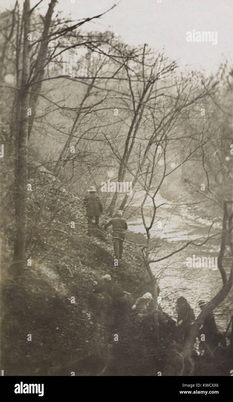 Theodore Roosevelt guidare gli altri su una escursione in una zona boscosa. La posizione è probabilmente il Rock Creek Park a Washington D.C., nov. 1908 (BSLOC 2017 4 43) Foto Stock